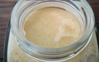百花蜜結(jié)晶后的外觀，呈乳白色至偏黃色的油脂狀