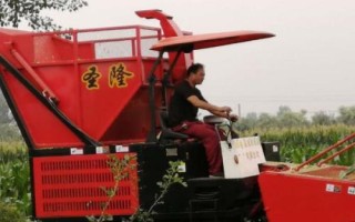玉米秸稈收割機操作注意事項，轉(zhuǎn)彎的速度不得超過3-4km/h