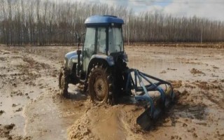 拖拉機(jī)水田作業(yè)防陷車小竅門，翻越田埂時(shí)盡可能用鎬頭刨低田埂