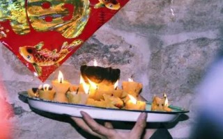 正月二十五填倉節(jié)從何而來，相傳是人們?yōu)榱思o(jì)念一個看守糧倉的官吏而設(shè)立