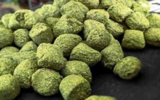 怎么制作素食飼料，將各種原料混勻拌成糊狀、在鍋內(nèi)攪拌成顆粒后再焙干
