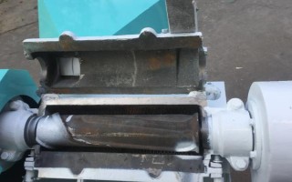 怎么使用碾米機(jī)，需要先平穩(wěn)地將其放在工作臺(tái)上
