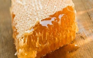 假蜂巢蜜怎么鑒別，一般只有糖漿味且形狀比較規(guī)則