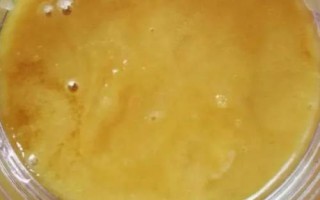 蜂蜜結(jié)晶后像豬油是否正常，優(yōu)質(zhì)蜂蜜在低溫環(huán)境中一般都會結(jié)晶