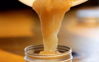 如何制做甘油蜂蜜面膜，將蜂蜜與甘油混合、再倒入溫開(kāi)水拌勻即可