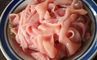 釣小龍蝦用哪種肉，雞肝、鴨腸、蚯蚓等餌料都是適宜選擇