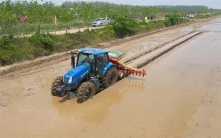 拖拉機(jī)水田作業(yè)防陷車小竅門，翻越田埂時(shí)盡可能用鎬頭刨低田埂