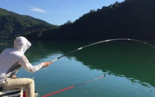 秋天用蚯蚓能不能釣到魚，可以釣到魚但要注意作釣時(shí)間