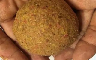 軍魚喜食的餌料，可使用蚯蚓、雞肝、鴨腸等自然餌
