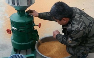 怎么使用碾米機(jī)，需要先平穩(wěn)地將其放在工作臺(tái)上
