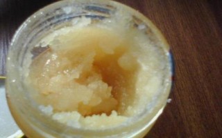 蜂蜜結(jié)晶后像豬油是否正常，優(yōu)質(zhì)蜂蜜在低溫環(huán)境中一般都會結(jié)晶