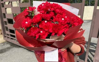紅色康乃馨適合送什么人，適合贈送給母親或師長