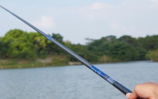 傳統(tǒng)釣黑魚所用魚竿，用7-9米的長(zhǎng)竿比較合適