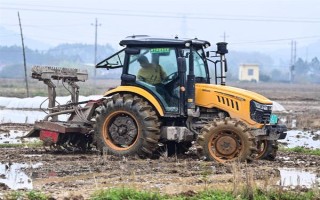 拖拉機(jī)水田作業(yè)防陷車小竅門，翻越田埂時(shí)盡可能用鎬頭刨低田埂