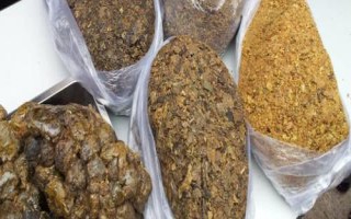 蜂膠有哪些品種以及如何選購，可分為原膠、純膠、蜂膠口服液、蜂膠軟膠囊
