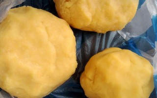 農(nóng)村釣魚(yú)自制魚(yú)餌的方法，將面粉和玉米面拌勻、再摻入水和蜂蜜等材料