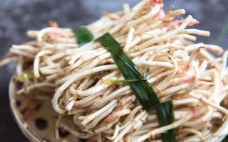 魚(yú)腥草怎么種植，按照20厘米的間距定植根莖