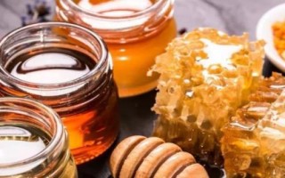 如何制做甘油蜂蜜面膜，將蜂蜜與甘油混合、再倒入溫開(kāi)水拌勻即可