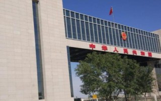 二連浩特市的特產(chǎn)，包括牛羊卷肉和皮囊酒等種類(lèi)