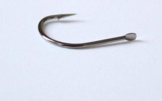 9號伊豆魚鉤的體型，鉤身長度接近13毫米