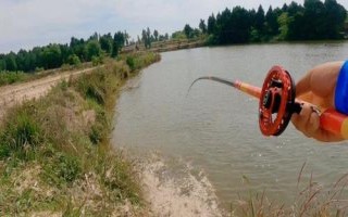 谷麥釣法的找窩方式，陡坡下的坎位、密林邊的回水灣均為理想窩點