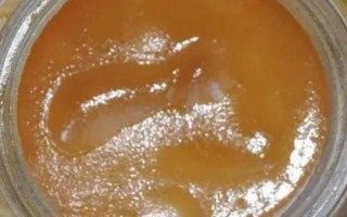 百花蜜結(jié)晶后的外觀，呈乳白色至偏黃色的油脂狀