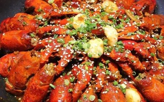 小龍蝦的食物，野生個體吃底棲藻類、水生昆蟲等食物