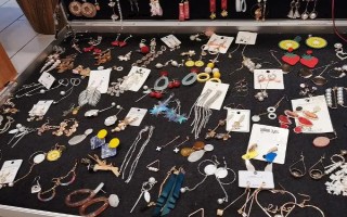 幾百元本錢擺地?cái)傎u什么，可選擇賣服裝鞋襪、賣水果等
