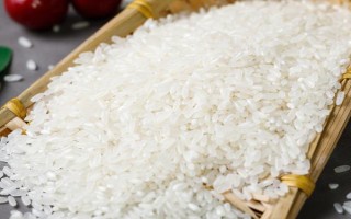 怎么使用碾米機(jī)，需要先平穩(wěn)地將其放在工作臺(tái)上