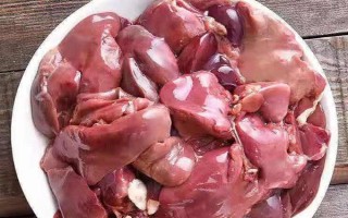 釣小龍蝦用哪種肉，雞肝、鴨腸、蚯蚓等餌料都是適宜選擇