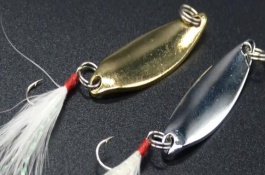釣虹鱒魚一般用什么路亞餌，常用的擬餌有鉛頭鉤釣組、亮片等