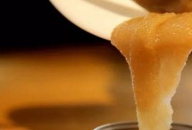 怎么用蜂蜜制做面膜，將蜂蜜與甘油混合、再倒入溫開水拌勻即可