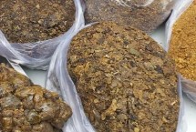 蜂膠有哪些品種以及如何選購，可分為原膠、純膠、蜂膠口服液、蜂膠軟膠囊