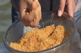 冬天釣魚用什么打窩，最好在釣魚之前一兩個(gè)小時(shí)打窩