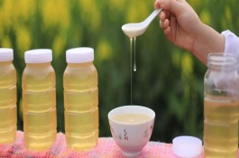 油菜花蜂蜜的顏色，多呈特淺琥珀色