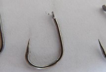 2號(hào)伊豆鉤適釣魚(yú)種，可釣獲鯽魚(yú)、白條、羅非魚(yú)等品種