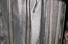 拖拉機(jī)田間作業(yè)要求，可能是長(zhǎng)期超負(fù)荷工作所致