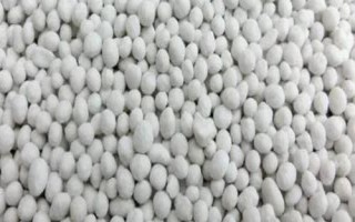 復(fù)合肥是直接撒還是溶水使用，通常采取條施或者是穴施