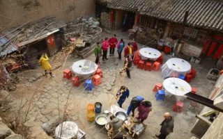 正月二十五填倉節(jié)從何而來，相傳是人們?yōu)榱思o(jì)念一個看守糧倉的官吏而設(shè)立