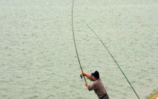 磯竿的拋竿方法，可使用劈投法、掄投法、彈投法、撩投法