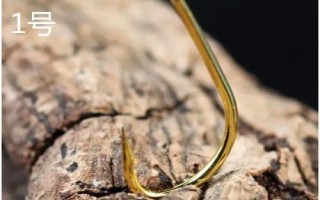 0.1號(hào)袖鉤和1號(hào)袖鉤尺寸對(duì)比，前者的鉤門寬約為1.9毫米、后者的鉤門寬約為2.7毫米